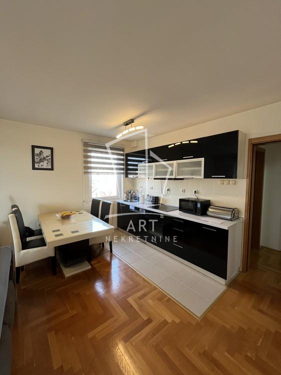 Stan na prodaju u Beogradu, Petlovo brdo, trosoban, 60m2, cena 162000 evra