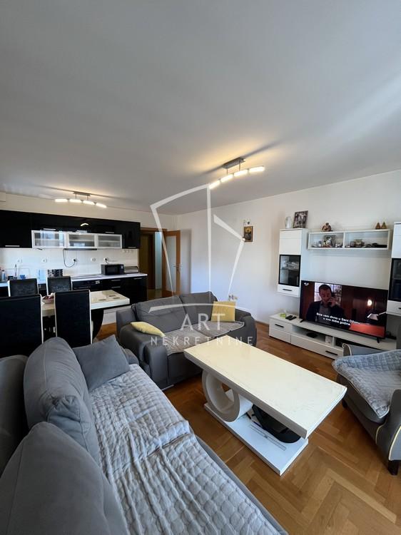 Stan na prodaju u Beogradu, Petlovo brdo, trosoban, 60m2, cena 162000 evra