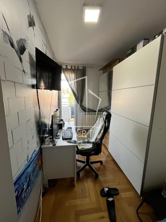 Stan na prodaju u Beogradu, Petlovo brdo, trosoban, 60m2, cena 162000 evra