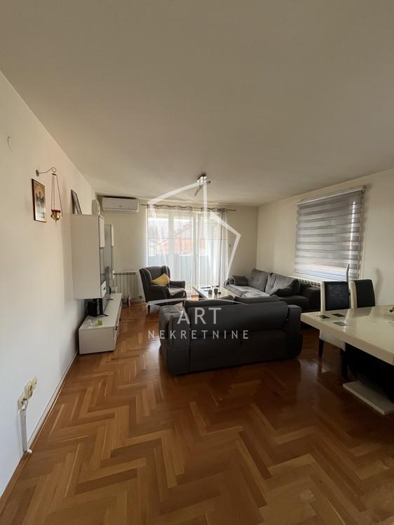 Stan na prodaju u Beogradu, Petlovo brdo, trosoban, 60m2, cena 162000 evra