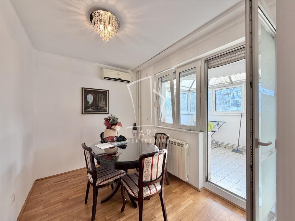 Stan na prodaju u Beogradu, Banovo brdo, dvoiposoban, 69m2, cena 280000 evra