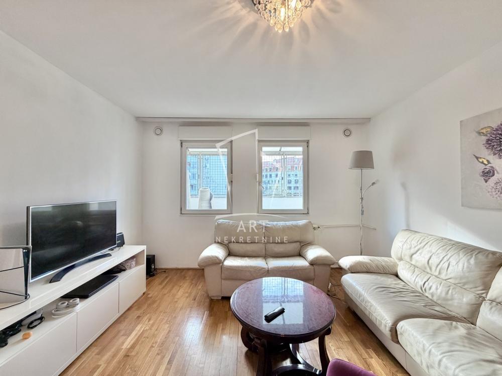 Stan na prodaju u Beogradu, Banovo brdo, dvoiposoban, 69m2, cena 280000 evra