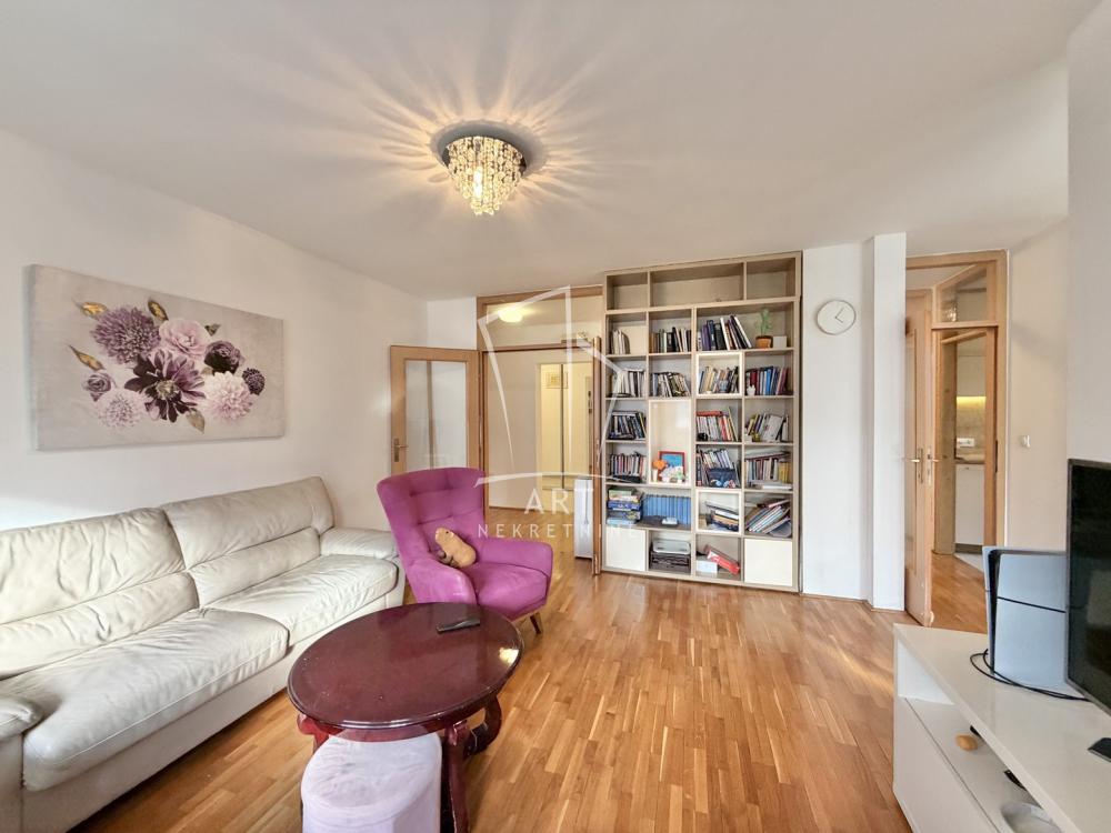 Stan na prodaju u Beogradu, Banovo brdo, dvoiposoban, 69m2, cena 280000 evra