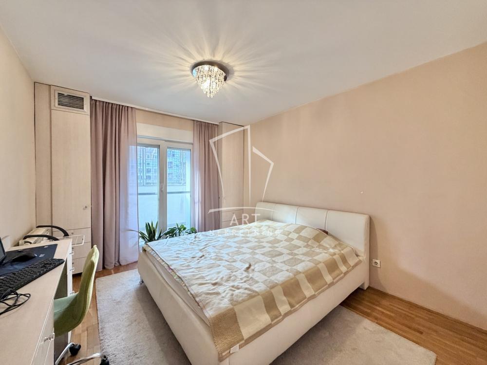 Stan na prodaju u Beogradu, Banovo brdo, dvoiposoban, 69m2, cena 280000 evra