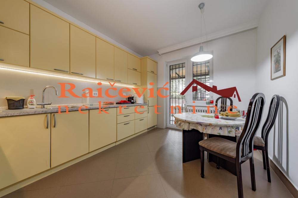 Stan na prodaju u Beogradu, Dedinje, trosoban, 98m2, cena 415000 evra