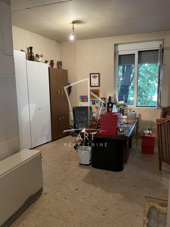 Stan na prodaju u Beogradu, Kalenić pijaca, trosoban, 72m2, cena 328500 evra