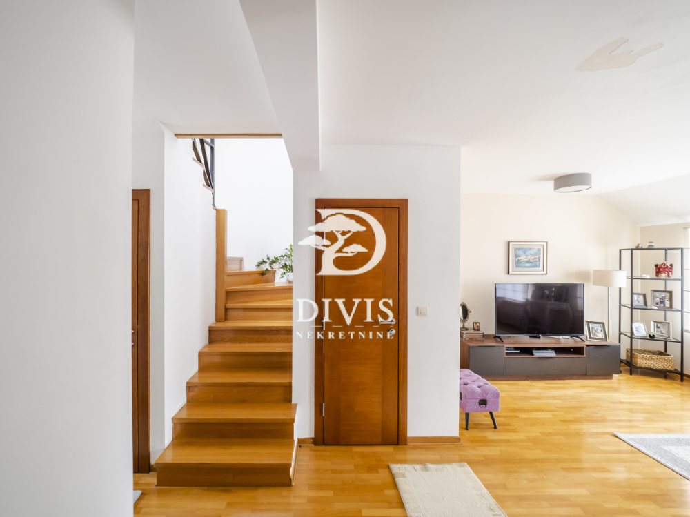 Stan na prodaju u Beogradu, Lion, trosoban, 94m2, cena 352000 evra