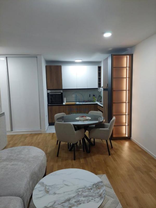 Stan na prodaju u Beogradu, Višnjička banja, trosoban, 67m2, cena 219000 evra