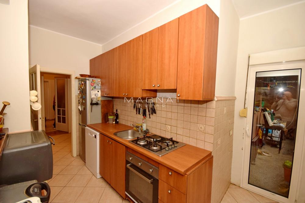 Stan na prodaju u Beogradu, Novi Beograd blok 11 (Hotel Jugoslavija), cetvorosoban, 130m2, cena 450000 evra