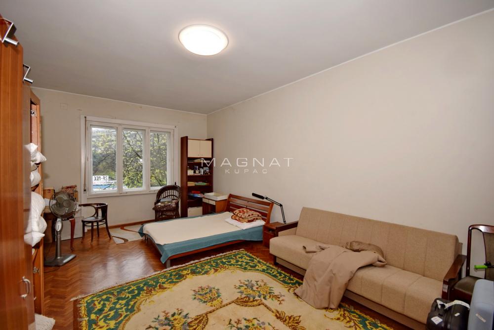 Stan na prodaju u Beogradu, Novi Beograd blok 11 (Hotel Jugoslavija), cetvorosoban, 130m2, cena 450000 evra