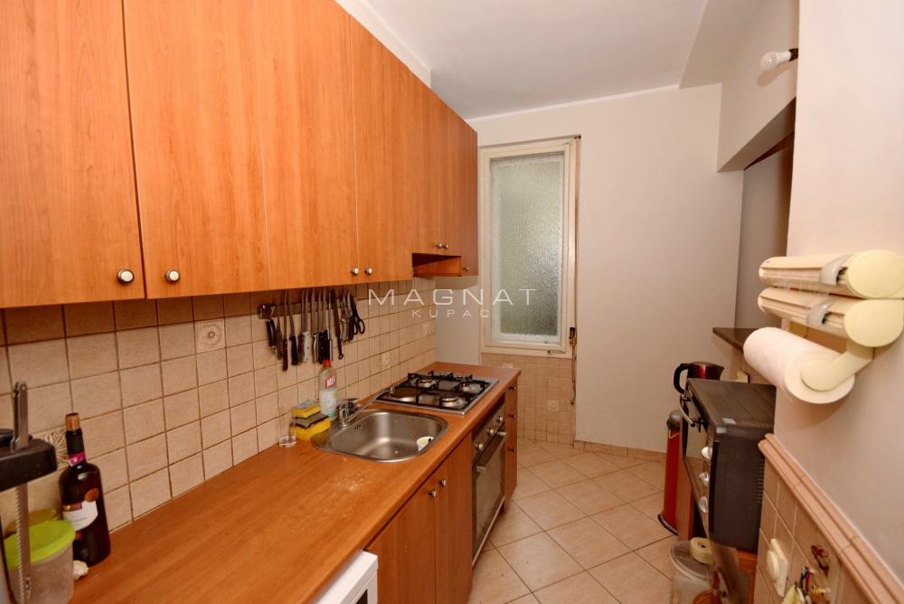 Stan na prodaju u Beogradu, Novi Beograd blok 11 (Hotel Jugoslavija), cetvorosoban, 130m2, cena 450000 evra