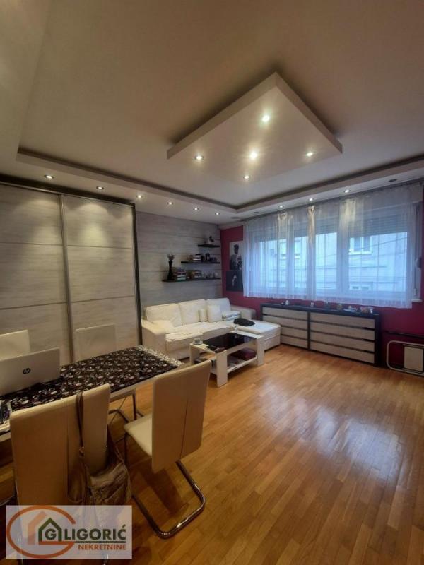 Stan na prodaju u Beogradu, Đeram pijaca, jednoiposoban, 53m2, cena 235000 evra