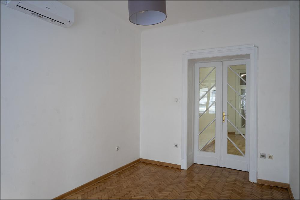 Stan na prodaju u Beogradu, Savski venac, trosoban, 60m2, cena 700 evra