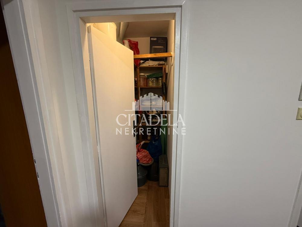 Stan na prodaju u Beogradu, Autokomanda, trosoban, 71m2, cena 270000 evra