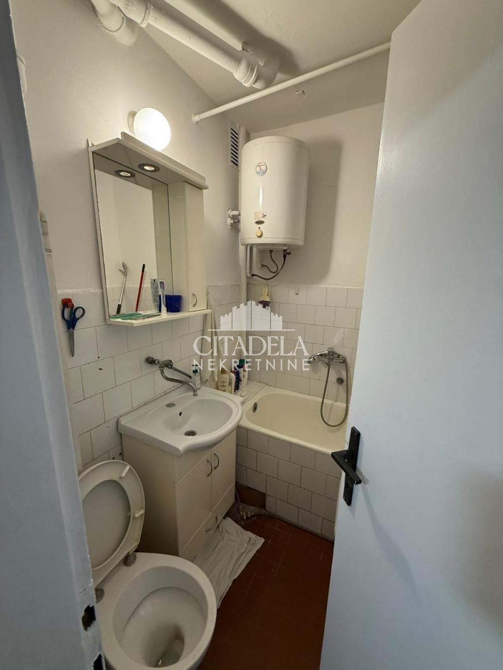 Stan na prodaju u Beogradu, Autokomanda, trosoban, 71m2, cena 270000 evra