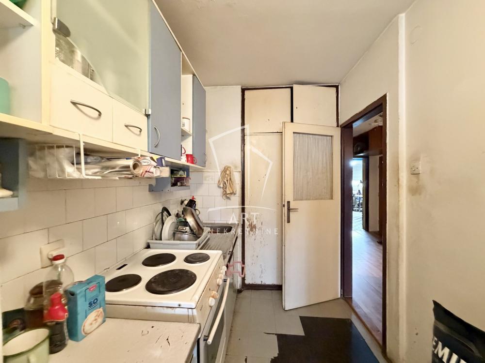 Stan na prodaju u Beogradu, Novi Beograd blok 21 (10. gimnazija), trosoban, 67m2, cena 217000 evra