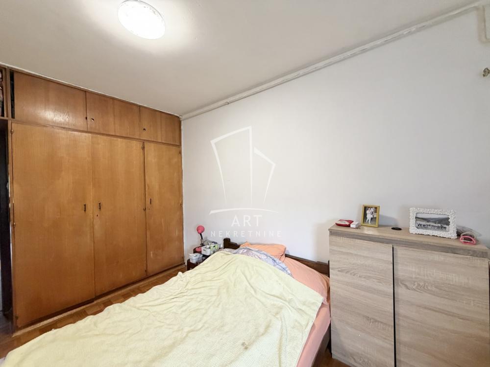 Stan na prodaju u Beogradu, Novi Beograd blok 21 (10. gimnazija), trosoban, 67m2, cena 217000 evra