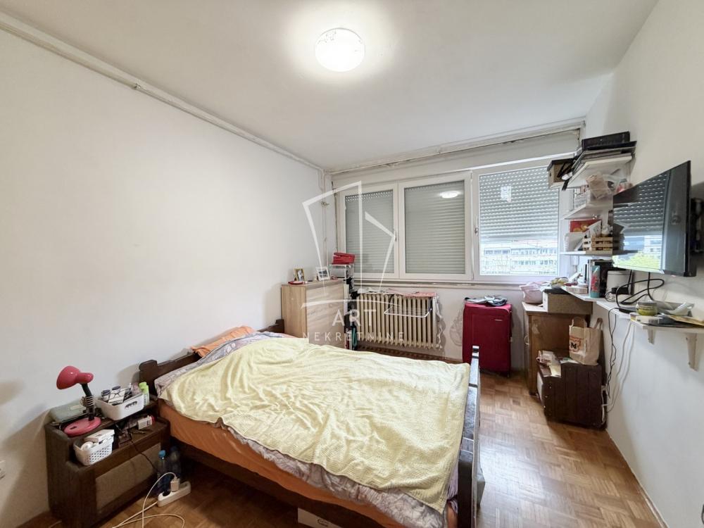 Stan na prodaju u Beogradu, Novi Beograd blok 21 (10. gimnazija), trosoban, 67m2, cena 217000 evra