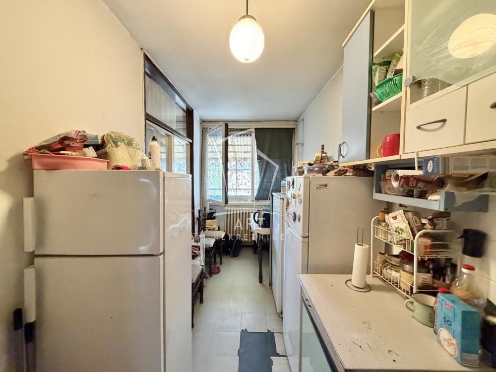 Stan na prodaju u Beogradu, Novi Beograd blok 21 (10. gimnazija), trosoban, 67m2, cena 217000 evra