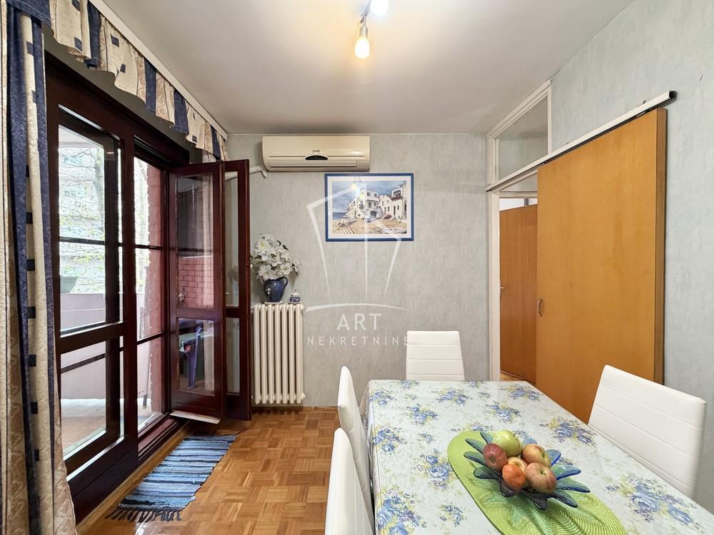 Stan na prodaju u Beogradu, Petlovo brdo, cetvorosoban, 94m2, cena 275000 evra