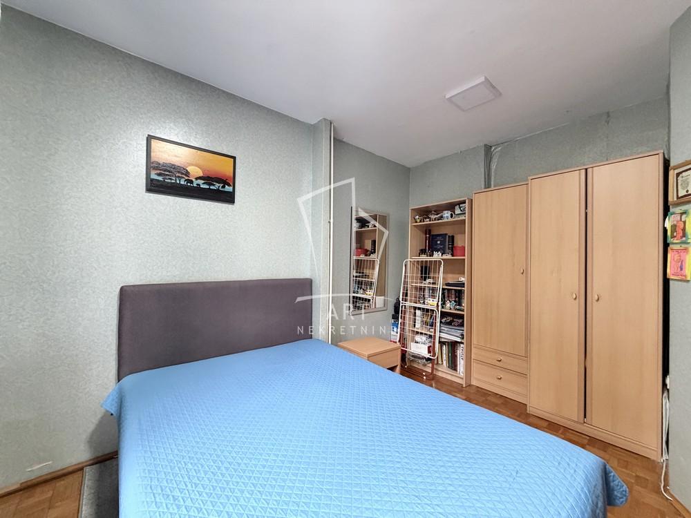 Stan na prodaju u Beogradu, Petlovo brdo, cetvorosoban, 94m2, cena 275000 evra