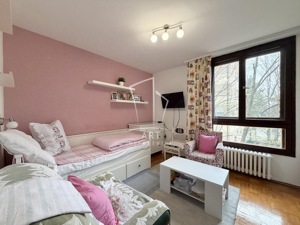 Stan na prodaju u Beogradu, Petlovo brdo, cetvorosoban, 94m2, cena 275000 evra