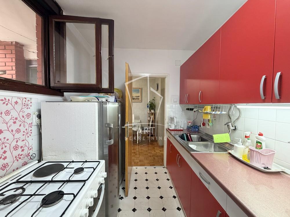 Stan na prodaju u Beogradu, Petlovo brdo, cetvorosoban, 94m2, cena 275000 evra