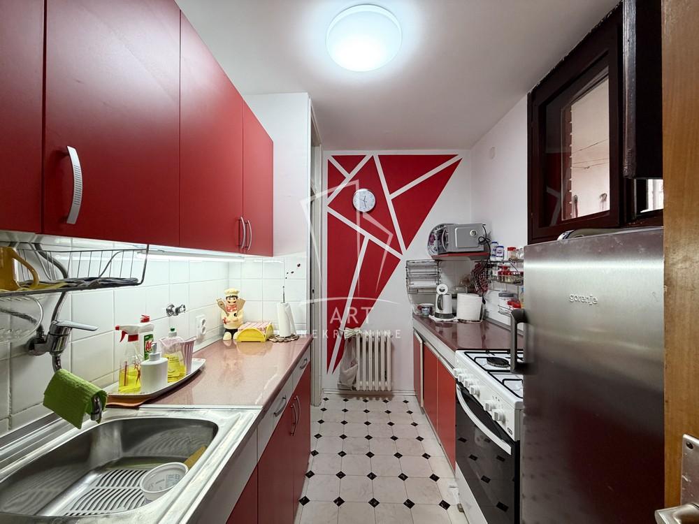 Stan na prodaju u Beogradu, Petlovo brdo, cetvorosoban, 94m2, cena 275000 evra