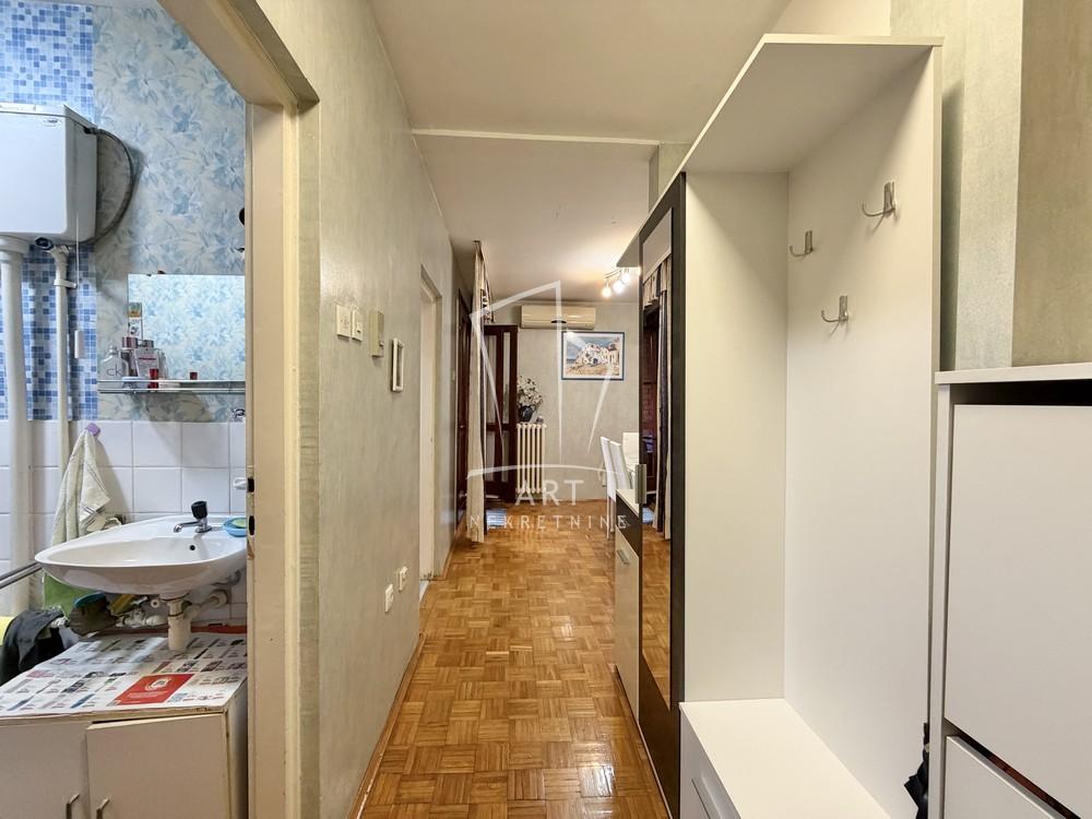 Stan na prodaju u Beogradu, Petlovo brdo, cetvorosoban, 94m2, cena 275000 evra