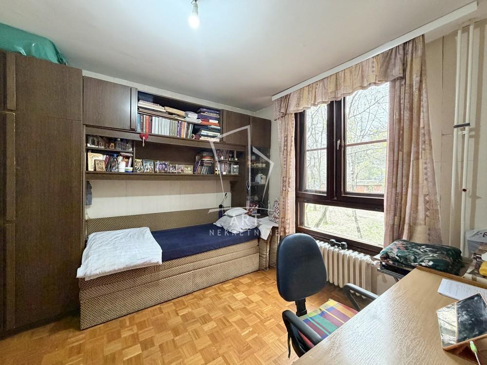 Stan na prodaju u Beogradu, Petlovo brdo, cetvorosoban, 94m2, cena 275000 evra