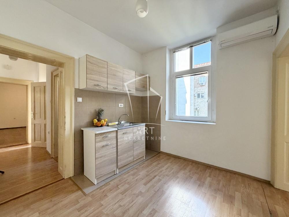 Stan na prodaju u Beogradu, Vračar, troiposoban, 81m2, cena 325000 evra