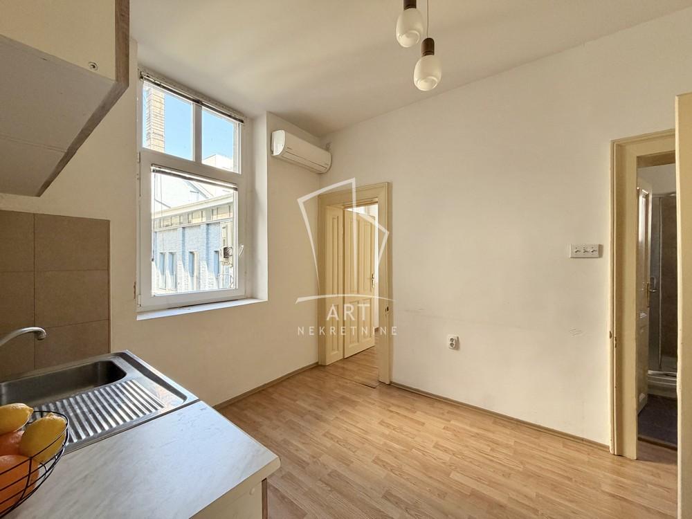 Stan na prodaju u Beogradu, Vračar, troiposoban, 81m2, cena 325000 evra