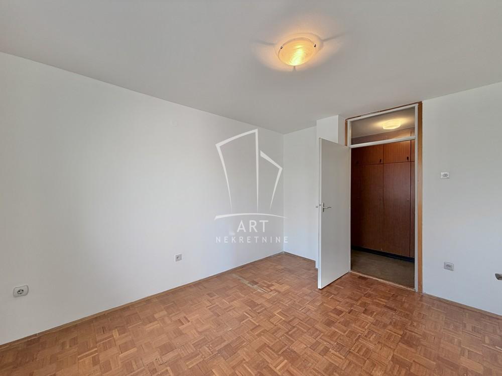 Stan na prodaju u Beogradu, Novi Beograd blok 28 (Potkovica), dvoiposoban, 58m2, cena 200000 evra