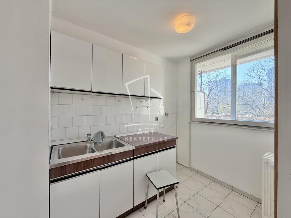 Stan na prodaju u Beogradu, Novi Beograd blok 28 (Potkovica), dvoiposoban, 58m2, cena 200000 evra