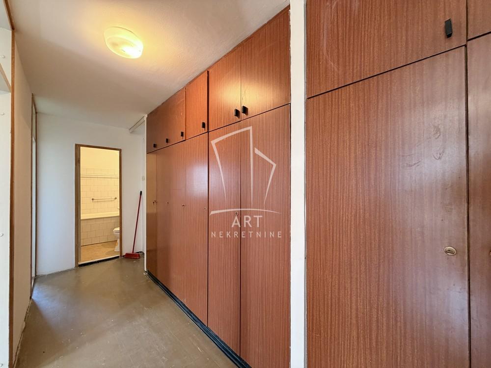 Stan na prodaju u Beogradu, Novi Beograd blok 28 (Potkovica), dvoiposoban, 58m2, cena 200000 evra