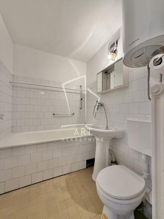 Stan na prodaju u Beogradu, Novi Beograd blok 28 (Potkovica), dvoiposoban, 58m2, cena 200000 evra