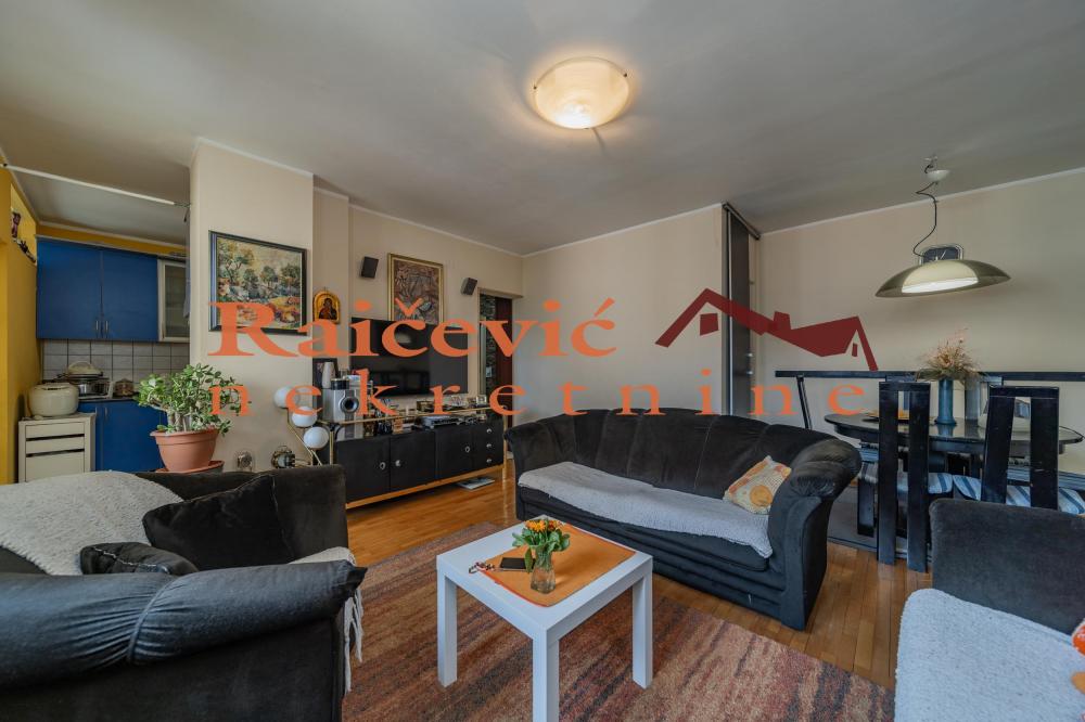 Stan na prodaju u Beogradu, Karaburma, cetvorosoban, 93m2, cena 250000 evra