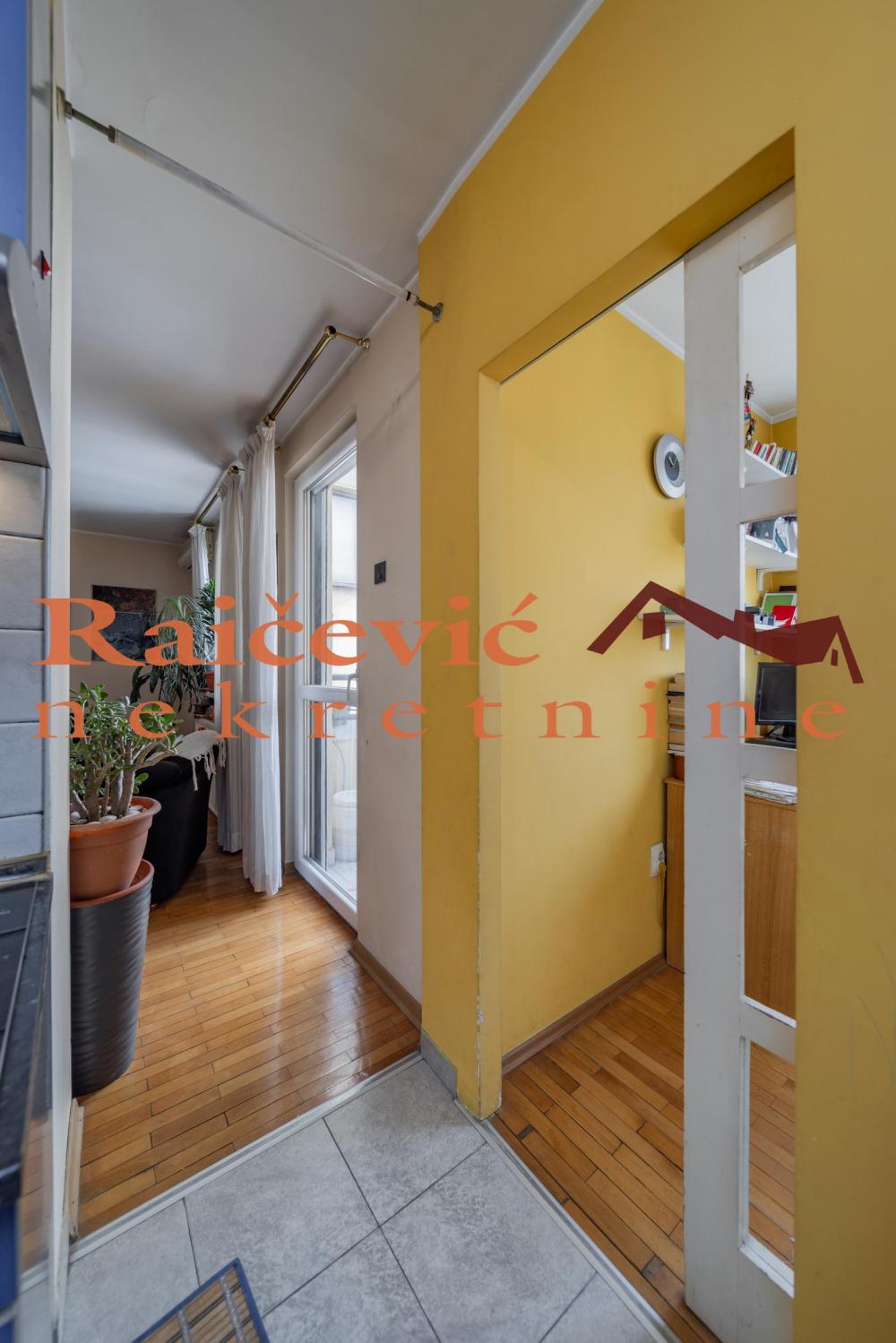 Stan na prodaju u Beogradu, Karaburma, cetvorosoban, 93m2, cena 250000 evra