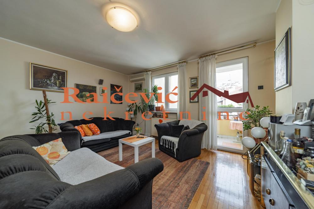 Stan na prodaju u Beogradu, Karaburma, cetvorosoban, 93m2, cena 250000 evra