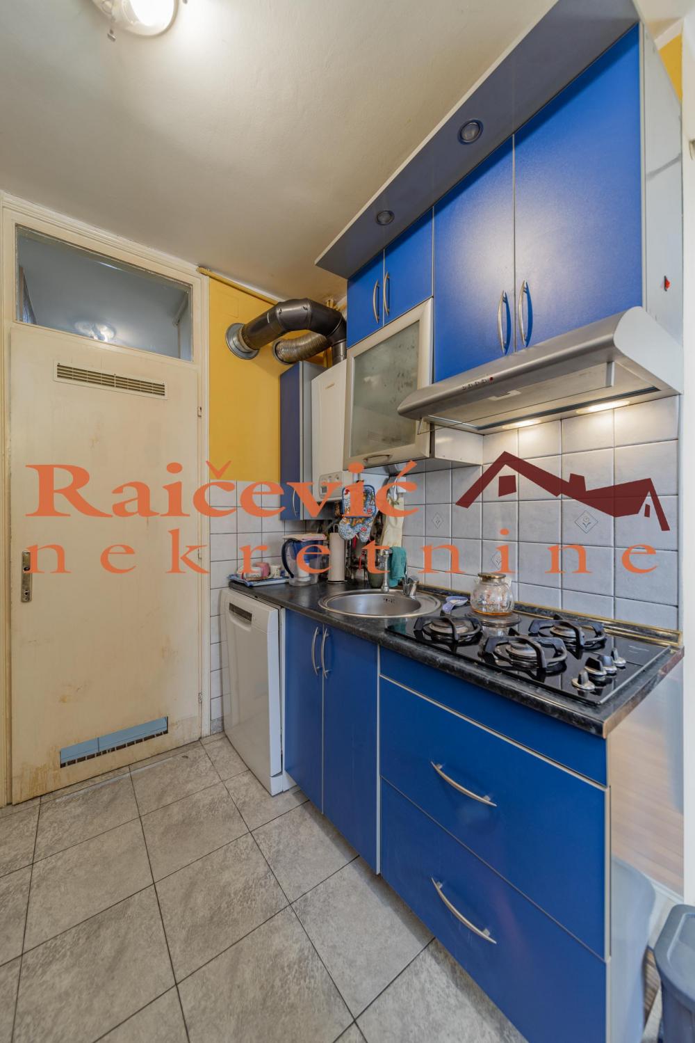 Stan na prodaju u Beogradu, Karaburma, cetvorosoban, 93m2, cena 250000 evra