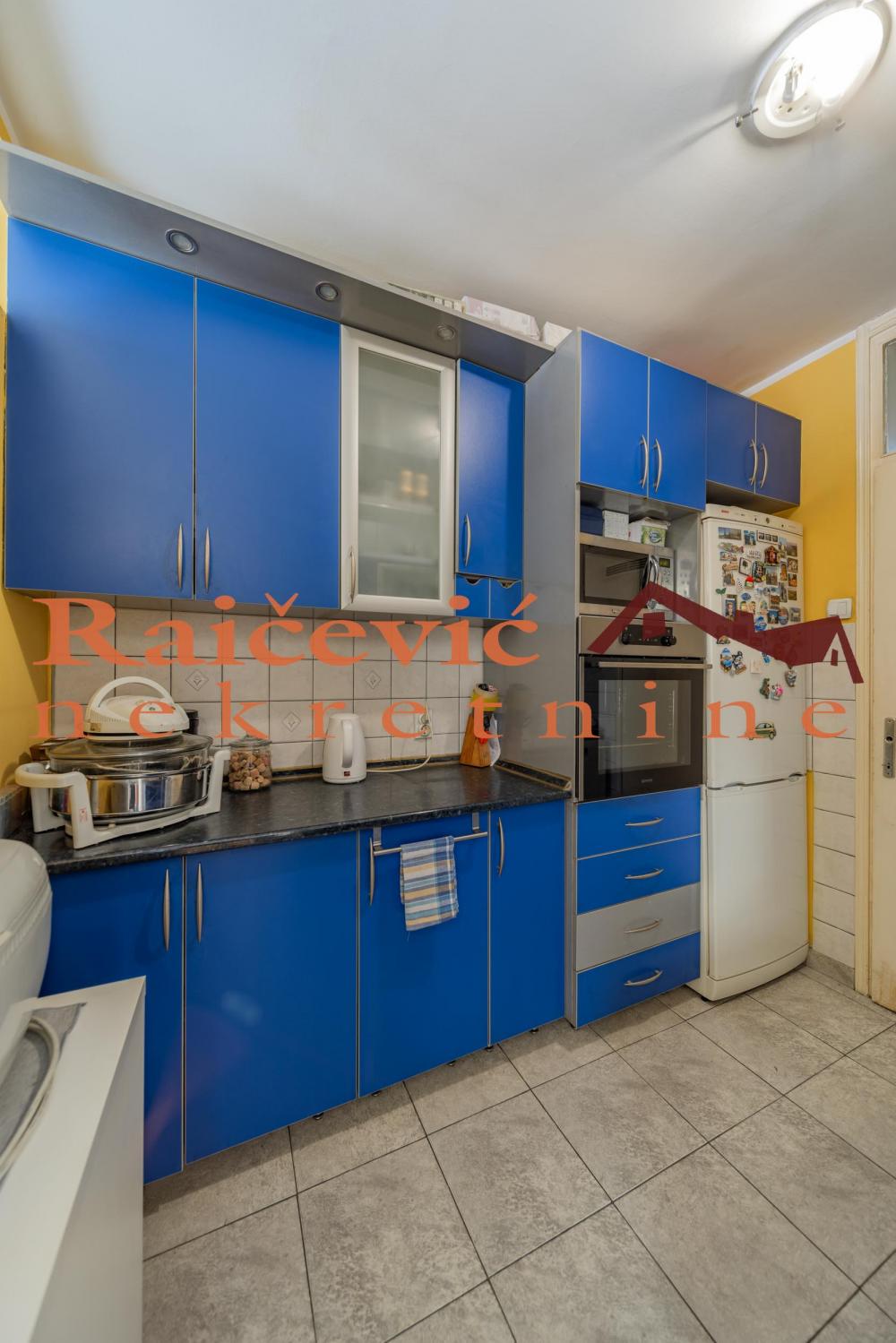 Stan na prodaju u Beogradu, Karaburma, cetvorosoban, 93m2, cena 250000 evra