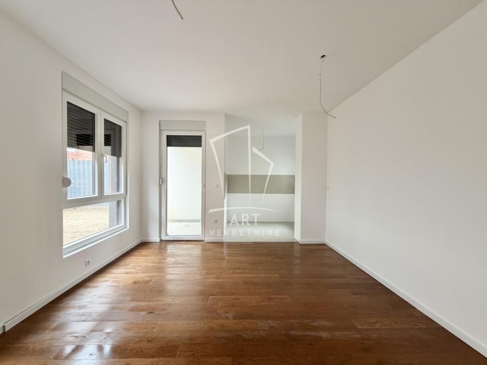 Stan na prodaju u Beogradu, Surčin, trosoban, 60m2, cena 155000 evra