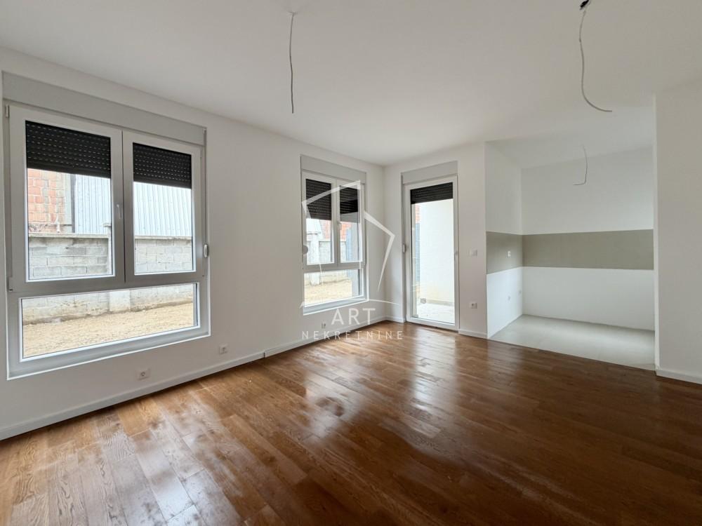 Stan na prodaju u Beogradu, Surčin, trosoban, 60m2, cena 155000 evra