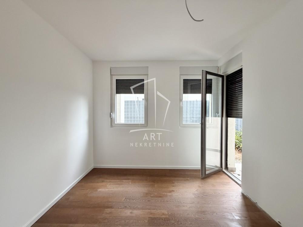 Stan na prodaju u Beogradu, Surčin, trosoban, 60m2, cena 155000 evra