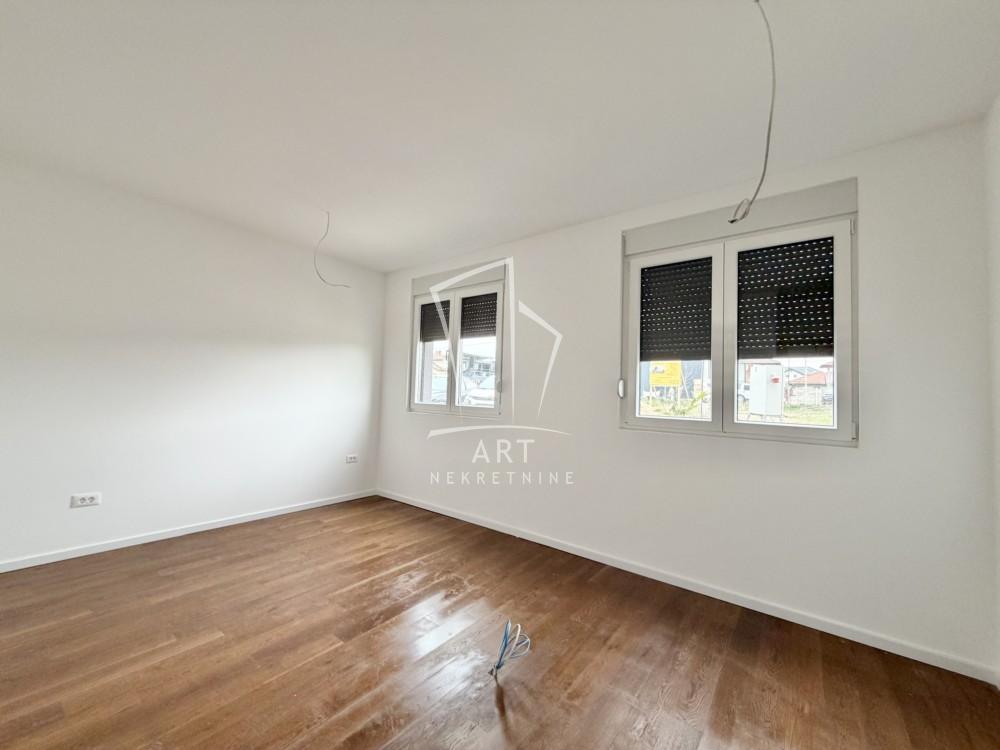 Stan na prodaju u Beogradu, Surčin, trosoban, 60m2, cena 155000 evra