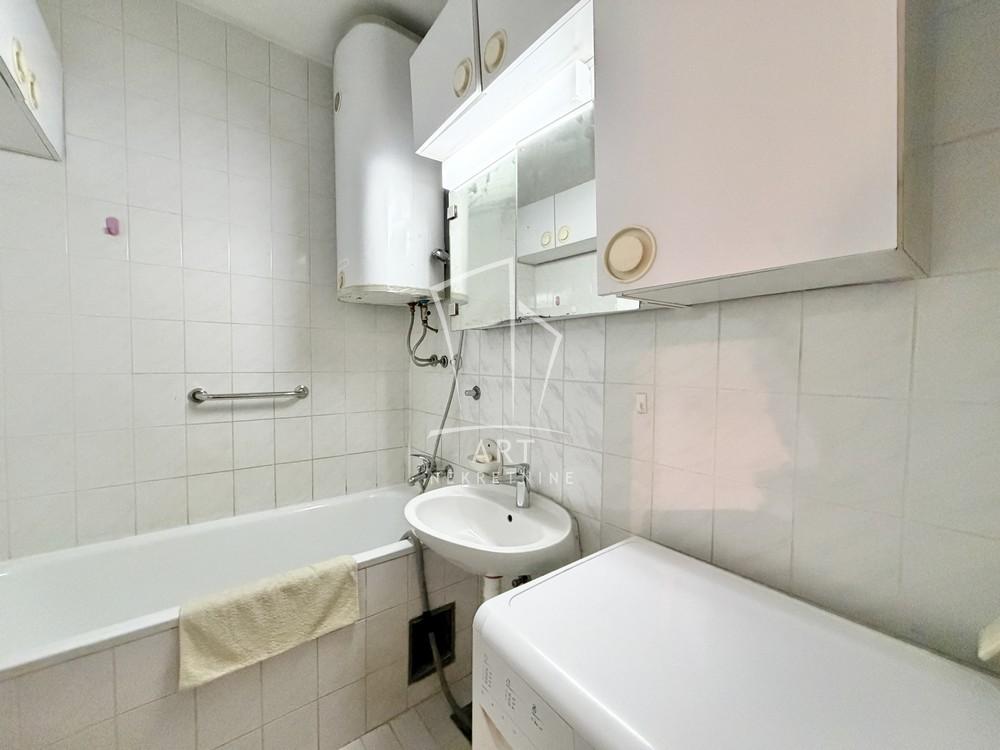 Stan na prodaju u Beogradu, Novi Beograd blok 70 (Kineski TC), dvosoban, 65m2, cena 230000 evra