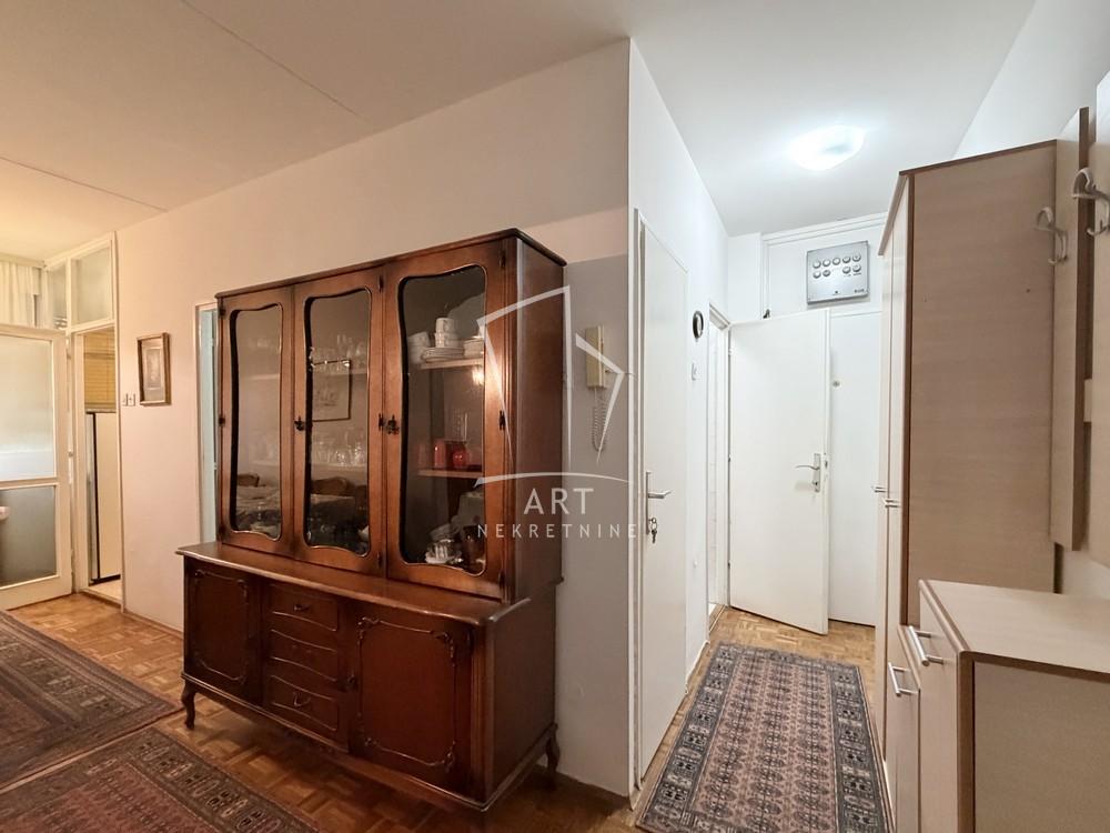 Stan na prodaju u Beogradu, Novi Beograd blok 70 (Kineski TC), dvosoban, 65m2, cena 230000 evra