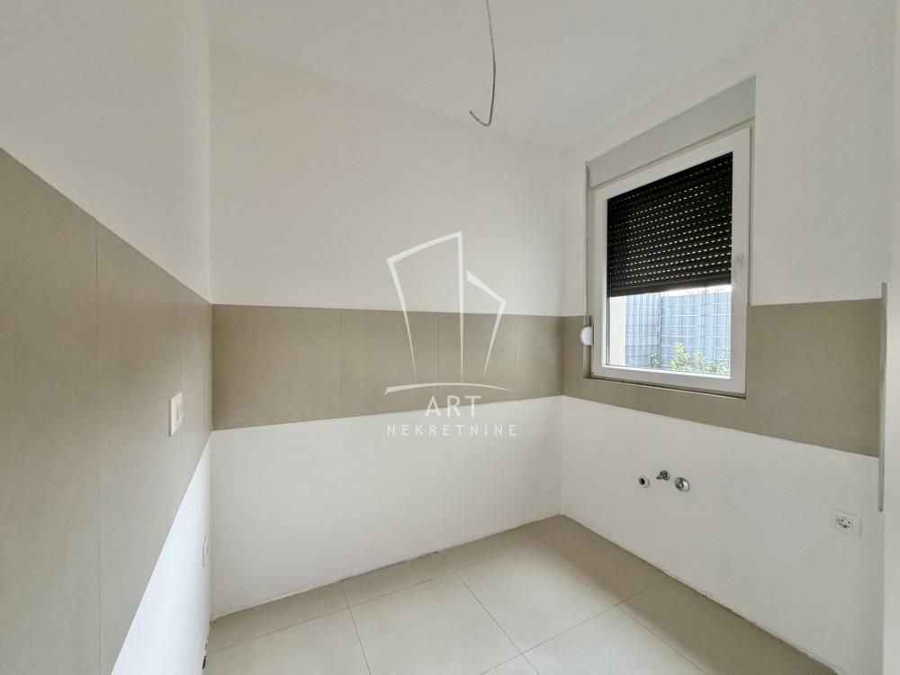 Stan na prodaju u Beogradu, Surčin, trosoban, 60m2, cena 155000 evra