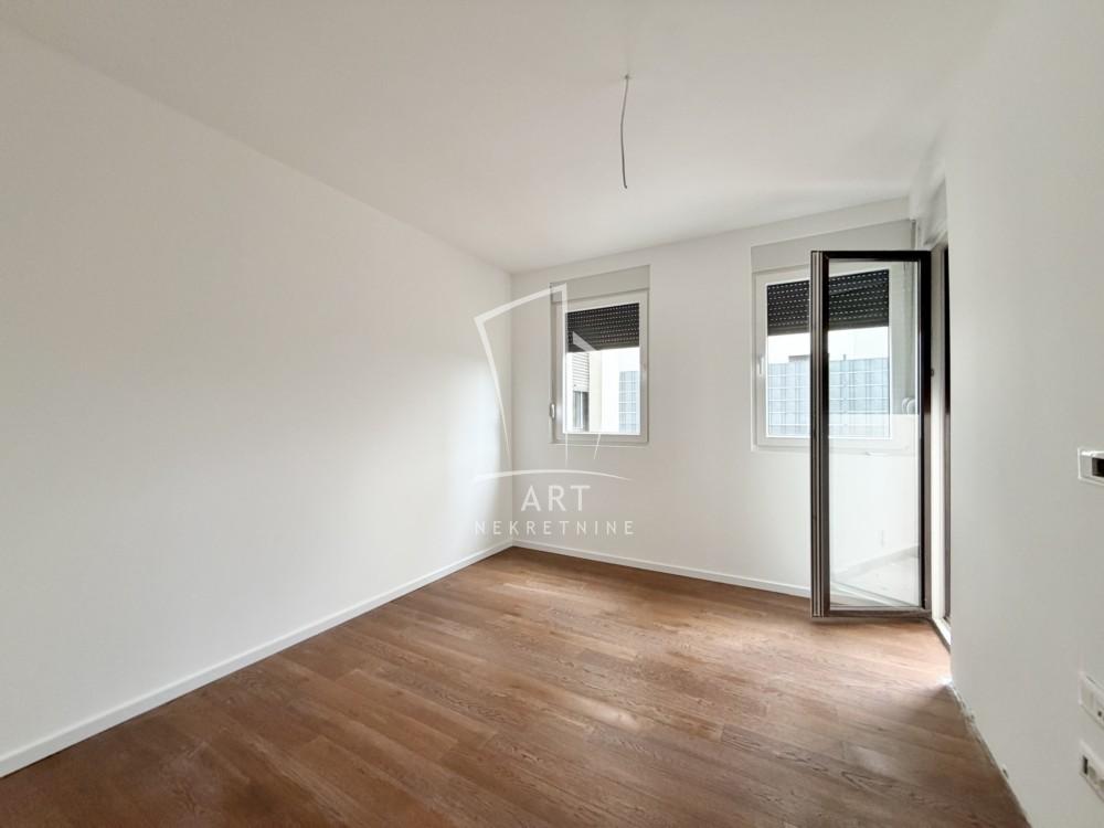 Stan na prodaju u Beogradu, Surčin, trosoban, 60m2, cena 155000 evra