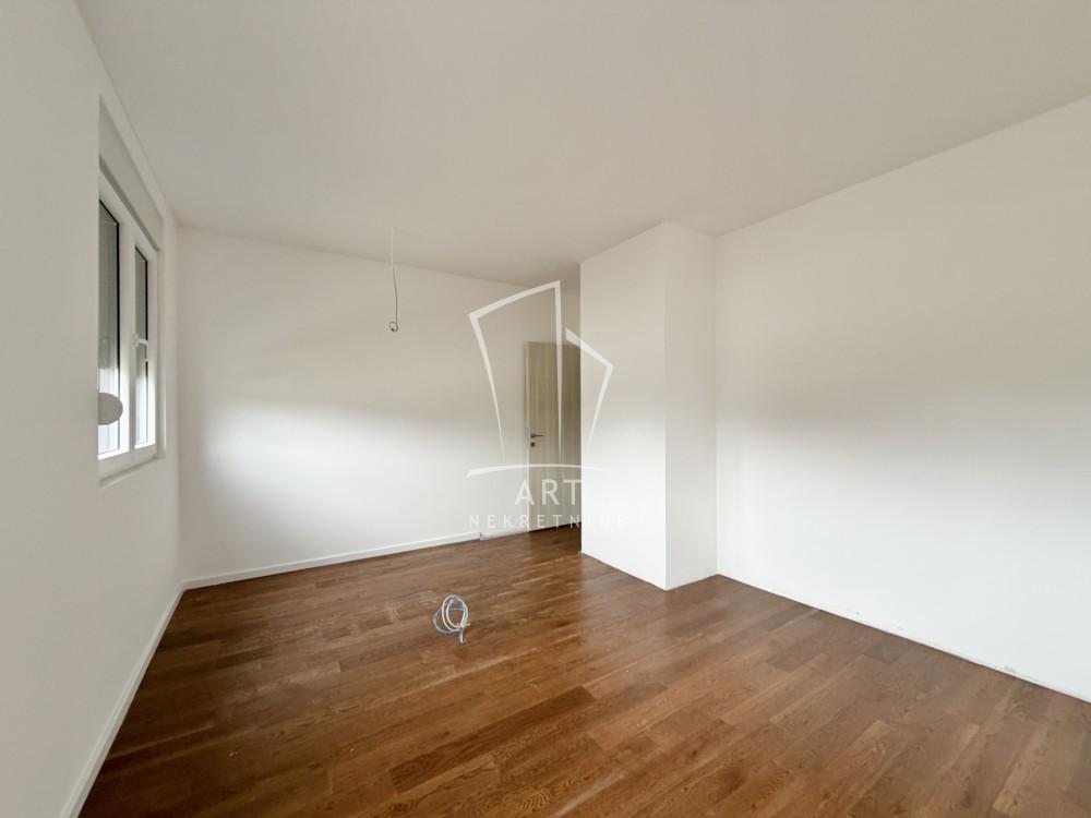 Stan na prodaju u Beogradu, Surčin, trosoban, 60m2, cena 155000 evra